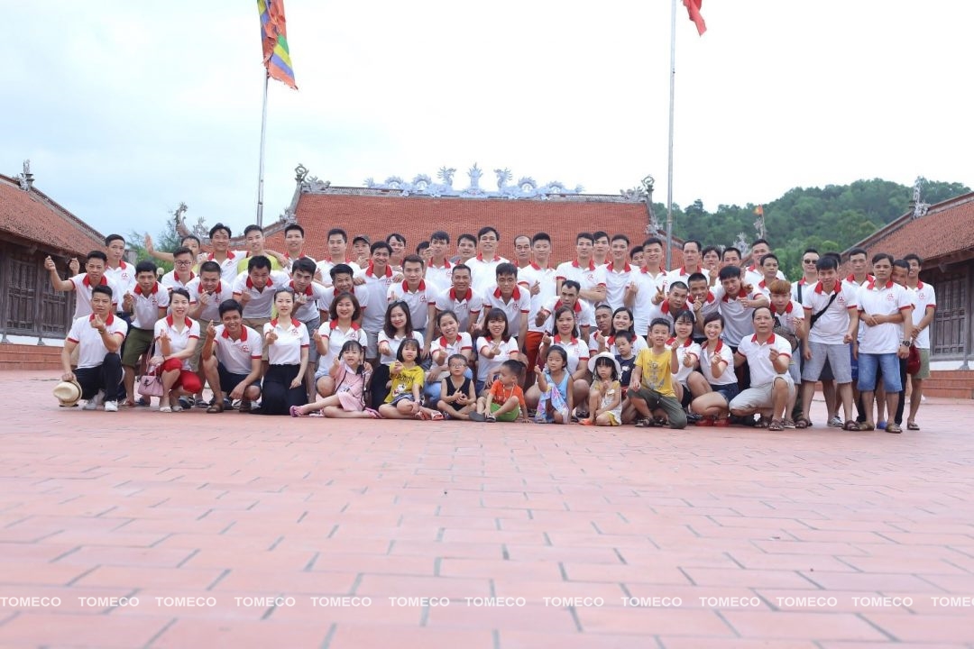 Đoàn thăm đình chùa, Miếu Nghè Quan Lạn nơi thờ người sáng lập ra Vân Đồn