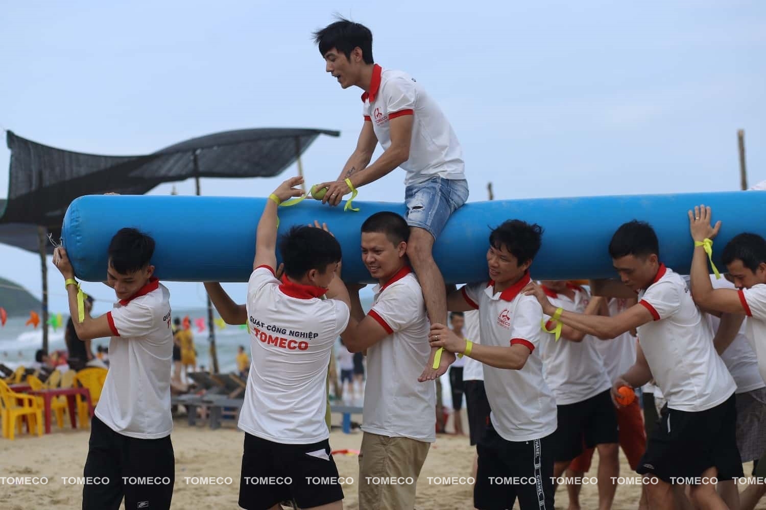 Các thành viên đoàn rất hào hứng và nhiệt tình tham gia các trò chơi Team Building thể hiện sức mạnh đồng đội