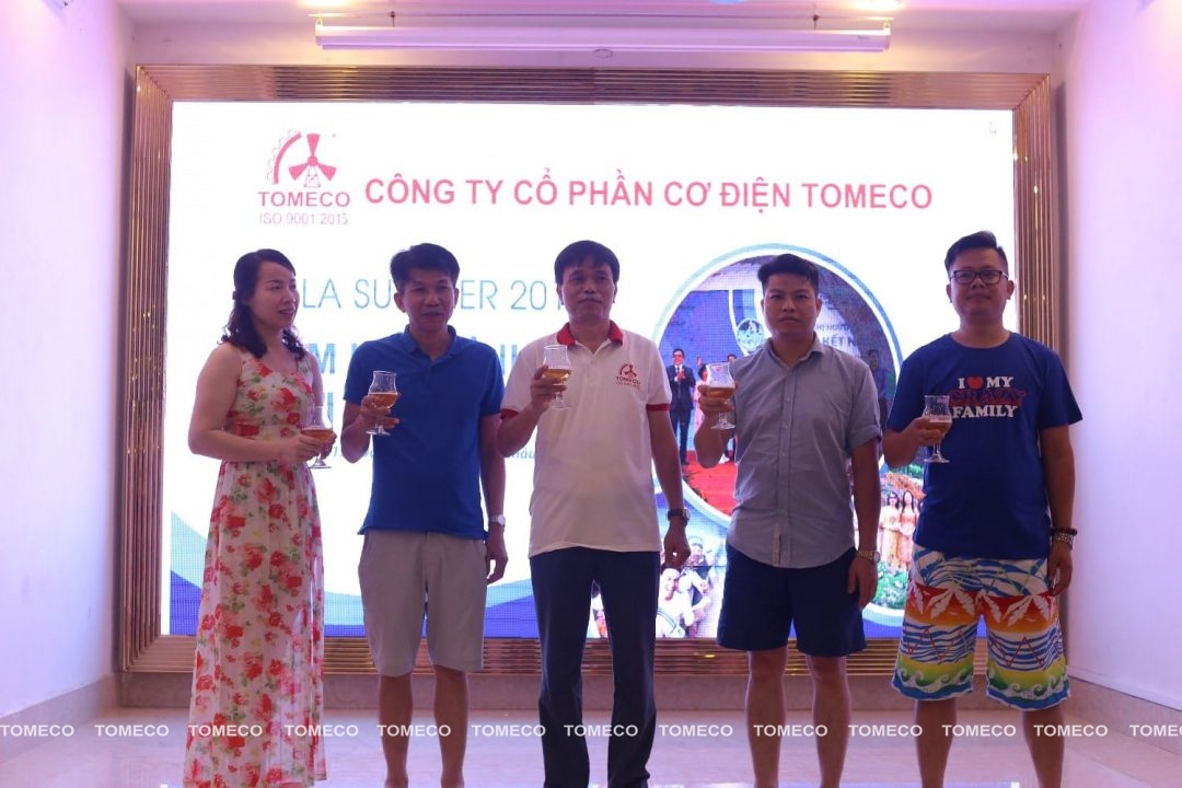 Đại diện Ban lãnh đạo TOMECO cùng nâng ly chúc mừng và mong muốn các thành viên luôn gắn kết bên nhau xây dựng TOMECO phát triển hơn