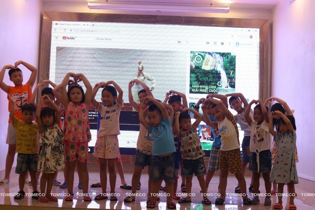 Các thành viên TOMECO tương lai với tiết mục “Chicken dance”