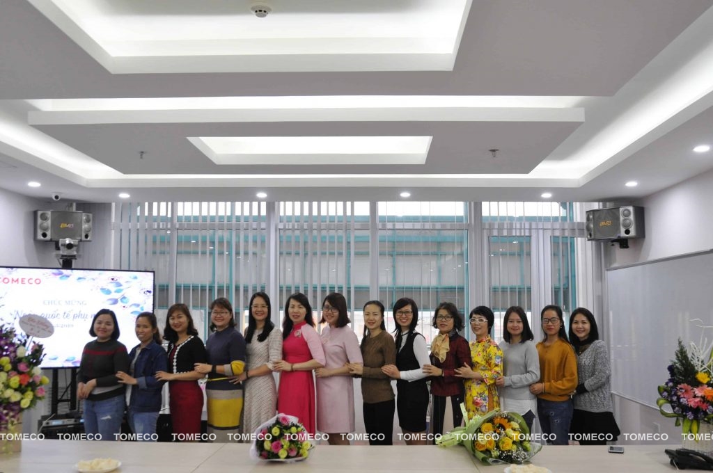 Nữ CBNV công ty chụp ảnh kỷ niệm