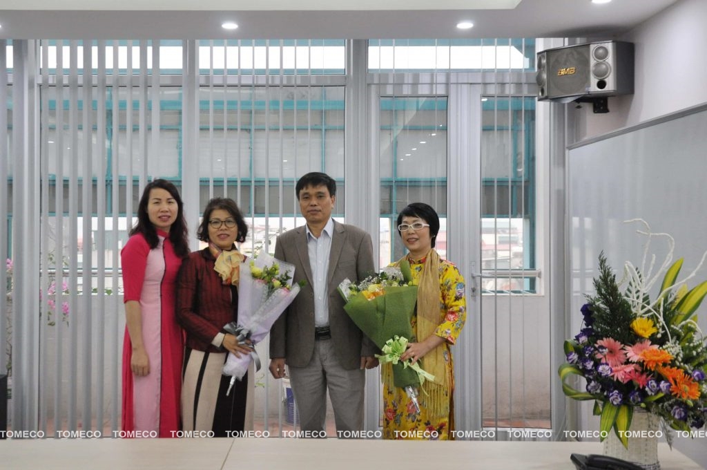 Chủ tịch TOMECO tặng hoa tổ Tư vấn